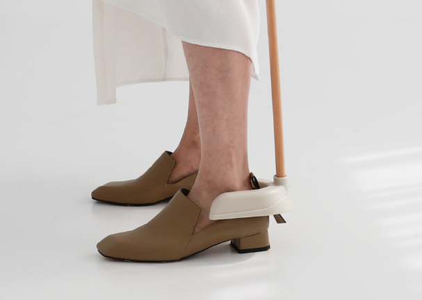 AA22 design features for effortless shoe wearing