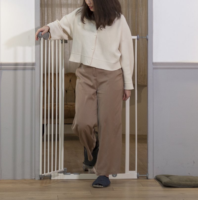 One-Hand Operation and Two-Way Opening